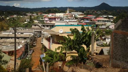 Point de vue de la ville de Tsingoni, à Mayotte, le 14 septembre 2019. (ALI AL-DAHER / AFP)