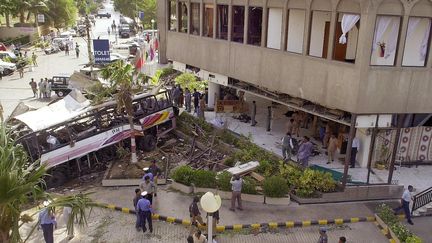 La scène de l'attentat de Karachi, au Pakistan, le 8 mai 2002. (REHAN ARIF / AFP)