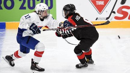 La Française Chloé Aurard face à la Japonaise&nbsp;Akane Hosoyamada lors de la rencontre France-Japon le 4 avril 2019. (KIMMO BRANDT / COMPIC)