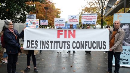 Mobilisation des opposants aux instituts Confucius devant l’institut Confucius du 13e&nbsp;arrondissement à Paris,&nbsp;le 21 octobre 2022.&nbsp; (NATHANAEL CHARBONNIER / RADIO FRANCE)