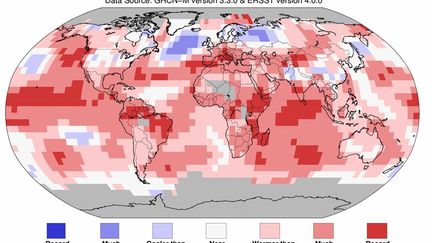 Cette carte de la National Oceanic and Atmospheric Administration (NOAA) indique en rouge les zones qui ont connu un record de temp&eacute;rature en juillet 2015.&nbsp; (NOAA)