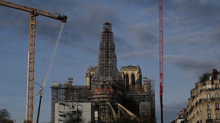 L'échafaudage autour de la nouvelle flèche de Notre-Dame de Paris dans le ciel de la capitale depuis le 28 novembre 2023. (MIGUEL MEDINA / AFP)