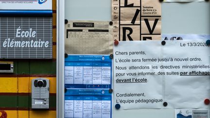 Une entrée d'école fermée, à Paris, le 14 mars 2020 (illustration). (JOEL SAGET / AFP)