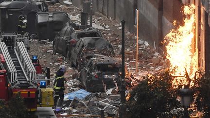 La rue de Tolède, à Madrid, où une explosion due au gaz a ravagé un immeuble et fait au moins trois morts, le 20 janvier 2021.  (OSCAR DEL POZO / AFP)