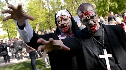 Des participants à la "zombie walk", à Helsinki, la capitale de la Finlande, le 30 mars 2015. (VESA MOILANEN / LEHTIKUVA / AFP)