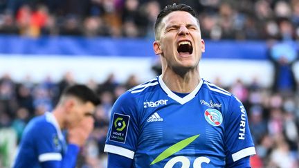 Kevin Gameiro frustré lors du match entre Strasbourg et Nice à l'occasion de la 26e journée de Ligue 1, le 26 février 2022. (SEBASTIEN BOZON / AFP)