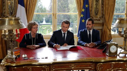 Emmanuel Macron signe les ordonnances modifiant le Code du travail, vendredi 22 septembre 2017 au palais de l'Elysée.&nbsp; (PHILIPPE WOJAZER / AP / SIPA)