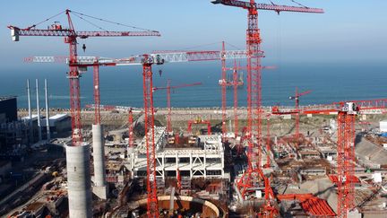 Le chantier de l'EPR le 11 octobre 2008, après la reprise des opérations de bétonnage.&nbsp; (KENZO TRIBOUILLARD / AFP)