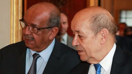 Le chef de la diplomatie algérienne, Abdelkader Messahel (G), accueilli par son homologue français, Jean-Yves Le Drian, au Quai d'Orsay à Paris, le 9 avril 2018. (JACQUES DEMARTHON/AFP)