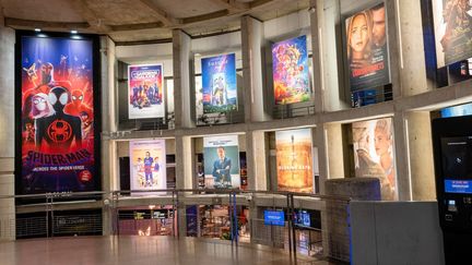 Les affiches de films à l'UGC Ciné Cité les Halles, à Paris (2023). (STEPHANE MOUCHMOUCHE / HANS LUCAS)