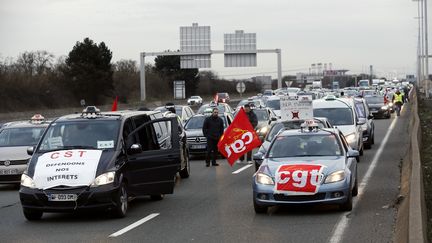 Des taxis bloquent l'autoroute pr&egrave;s de l'a&eacute;roport de Roissy-Charles de Gaulle (Val-d'Oise), le 10 f&eacute;vrier 2014. (THOMAS SAMSON / AFP)