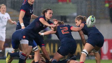 L'équipe de France féminine de rugby dans le sillage de la demi de mêlée Yanna Rivoalen. (PAUL FAITH / AFP)