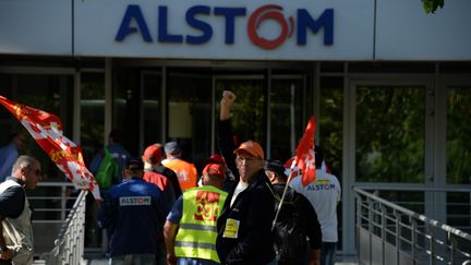 Des manifestants venus de Belfort devant le siège d'Alstom à Saint-Ouen vers Paris, le 27 septembre 2016. (SEBASTIEN BOZON / AFP)