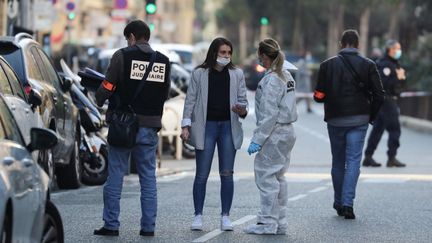 Des policiers et médecins légistes sur les lieux où un homme d'une vingtaine d'années a été&nbsp;tué par un policier lors de son arrestation à Nice, (Alpes-Maritimes), le 19 janvier 2022. (VALERY HACHE / AFP)