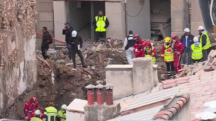 Lundi 10 avril, un sixième corps a été extrait des décombres, rue de Tivoli, à Marseille. Les pompiers continuent de chercher, pierre après pierre, des habitants encore portés disparus après l'effondrement de leur immeuble. (FRANCEINFO)