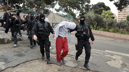 Des personnes suspect&eacute;es d'appartenir &agrave; des groupes d'islamistes radicaux sont arr&ecirc;t&eacute;es par des membres du GIGN &agrave; Marseille (Bouches-du-Rh&ocirc;ne), le 4 avril 2012. (GERARD JULIEN / AFP)