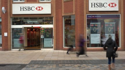 Une banque HSBC au Royaume-Uni, le 27 novembre 2014. (JONATHAN NICHOLSON / AFP)