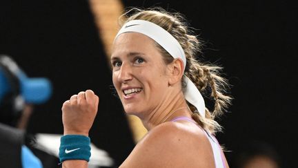 La Biélorusse Victoria Azarenka heureuse après sa qualification pour les demi-finales de l'Open d'Australie, aux dépens de Jessica Pegula, le 24 janvier 2023. (WILLIAM WEST / AFP)