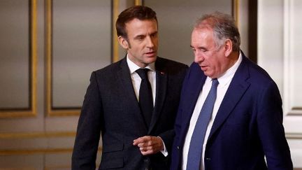 Emmanuel Macron et François Bayrou lors d'une réunion de Conseil national de la refondation, en décembre 2022. (GONZALO FUENTES / POOL / AFP)