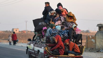 Des Kurdes syriens évacuent la ville d'Alep, prise par des groupes de rebelles et de jihadistes, le 2 décembre 2024. (RAMI AL SAYED / AFP)