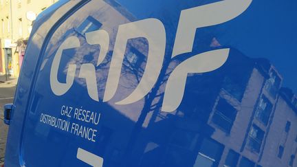 Une camionnette de GRDF stationne dans une rue. (NATACHA KADUR / RADIO FRANCE)