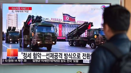 Une&nbsp;télévision diffuse des images d'un défilé militaire nord-coréen, le 4 mars 2016, dans une gare de Séoul (Corée-du-Sud). (JUNG YEON-JE / AFP)