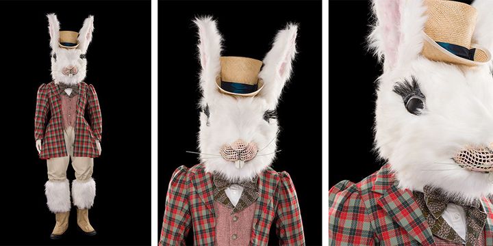 Costume de Charles Cusick-Smith et Phil R. Daniels pour le rôle du Petit lapin blanc, dans Alice au pays des merveilles, ballet de Michel Rahn d’après Lewis Caroll. Théâtre du Capitole, Toulouse, 2010.
 (CNCS / Florent Giffard)