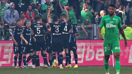 La joie des Auxerrois après leur but contre Saint-Etienne en barrages le 29 mai 2022, à Geoffroy-Guichard. (JEAN-PHILIPPE KSIAZEK / AFP)