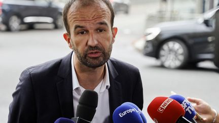 France Insoumise (LFI) party coordinator Manuel Bompard speaks to the press before arriving at a meeting at the Elysée, October 12, 2023, in Paris.  (LUDOVIC MARIN / AFP)