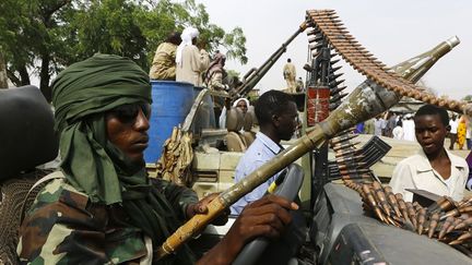 Soldat de la Force d'intervention rapide soudanaise dans la ville de Nyala, exhibant du matériel militaire pris aux rebelles du Darfour, le 3 mai 2015.    (AFP PHOTO / ASHRAF SHAZLY)