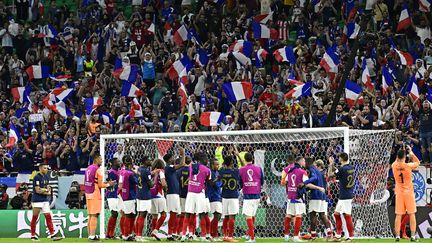 L'équipe de France célèbre sa qualification en quart de finale du mondial au Qatar, avec ses supporters, décembre 2022 (JAVIER SORIANO / AFP)