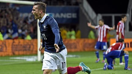 Il faut trois rencontres à Antoine Griezmann pour trouver le chemin des filets en Bleu. Le 1er juin 2014, à l’Allianz Riviera de Nice, il ouvre le score à la 82e minute contre le Paraguay, d’une frappe enroulée dans le petit filet. (STEPHANE GUIOCHON / MAXPPP)