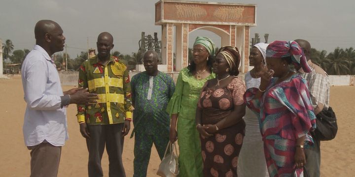 Au Bénin, devant la Porte du non-retour à Ouidah (Photo du film «Citoyens bois d&#039;ébène», un documentaire de Franck Salin)