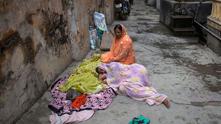 pour être disponible les derniers instants de sa mère qui vient de s’éteindre quelques minutes auparavant. C’est un soulagement pour elle. Il est souvent difficile pour les familles de rester trop longtemps éloignées de leurs villages. Quand l’agonie se prolonge trop longtemps, elles sont parfois obligées de ramener le mourant chez lui. Cela est alors vécu comme une honte. 
 
 (REUTERS / Danish Siddiqui)