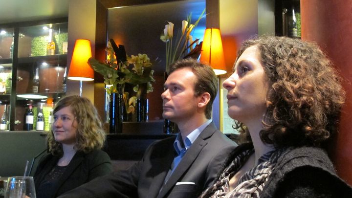 (De G &agrave; D) Jessica, K&eacute;vin et Sonia, trois &eacute;lecteurs de Fran&ccedil;ois Bayrou ind&eacute;cis, avant et apr&egrave;s le d&eacute;bat d'entre-deux-tours, &agrave; Paris, le 2 mai 2012. (SALOME LEGRAND/ FTVI)