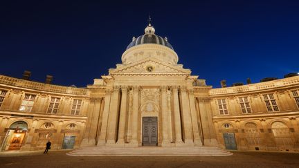 L'heure bleue sur l'Académie française, l'Institut de France. (Illustration) (DAVID GIRAL PHOTOGRAPHY / MOMENT RF / GETTY IMAGES)