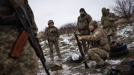 Des militaires ukrainiens pendant un entraînement dans la région de Donetsk, le 15 décembre 2024. (WOLFGANG SCHWAN / AFP)