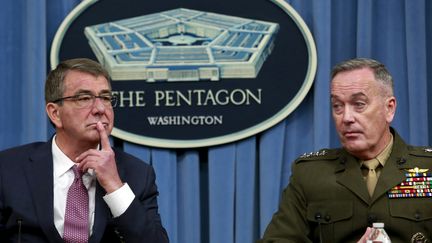 Le secrétaire à la Défense, Ashton Carter (G), et le général Joseph Dunford (D) tiennent une conférence de presse, le 29 février 2016, au Pentagone, à Washington (Etats-Unis).&nbsp; (YURI GRIPAS / REUTERS)