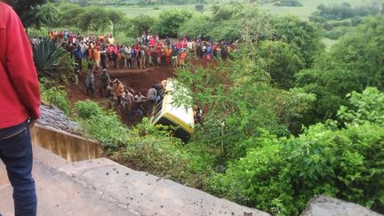 Des personnes tentent de porter secours aux passagers d'un car scolaire accidenté&nbsp;près de la rivière Marera, en Tanzanie, le 6 mai 2017. (MAXPPP)