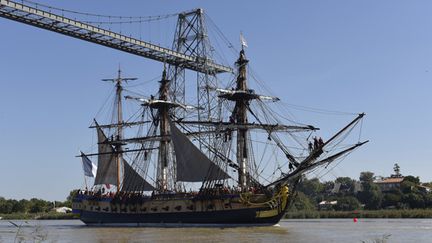 L'Hermione laisse le port de Rochefort et se dirige vers l'île d'Aix, dimanche 7 septembre 2014.
 (Xavier Leoty / AFP)