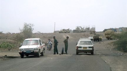 Barrage de la sécurité yéménite sur une route du Sud, près d'Aden (21 juin 2010) (AFP)