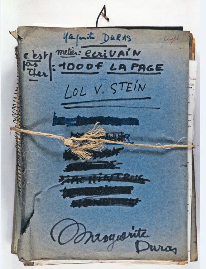 Dossier original des archives de Marguerite Duras contenant les manuscrits et les épreuves successives du Ravissement de Lol V. Stein, sur la couverture duquel est rédigée la mention de la main de l’auteur : « métier : écrivain, 1000 francs la page, c’est pas cher. » 
 (Fonds Marguerite Duras / Imec)