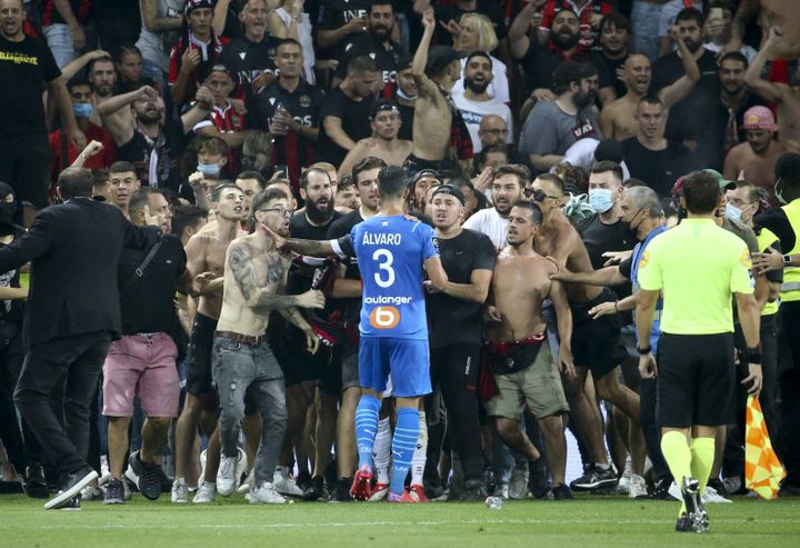 Alvaro Gonzalez, face à des supporters niçois dimanche 22 août. (JEAN CATUFFE / AFP)