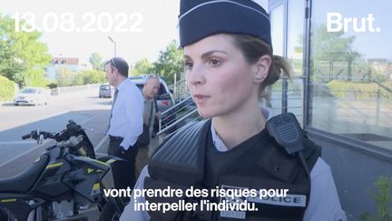 “Il faut autoriser le contact tactique comme à Londres ! Ça va bien les calmer, ces voyous.” En Angleterre, pour arrêter les deux-roues, les policiers ont recours à ce qu’ils appellent la “technique de tamponnage”. En France, nombreux sont ceux qui réclament la généralisation de cette technique pour lutter contre les “rodéos urbains”.