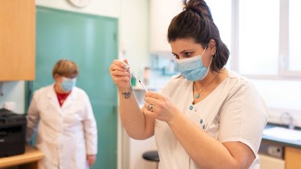 Préparation d'un vaccin dans un hôpital de Champigny-sur-Marne (Val-de-Marne), le 14 février 2023. (ALINE MORCILLO / HANS LUCAS / AFP)