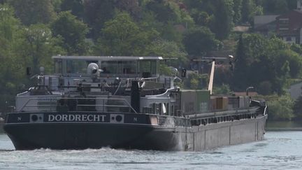 À Metz (Moselle), le plus grand port céréalier de France n'arrive plus à fonctionner correctement en raison de la baisse du niveau des cours d'eau due à la sécheresse. Il est devenu impossible de charger les péniches au maximum, car elles risquent de toucher le fond.&nbsp; (CAPTURE ECRAN FRANCE 2)