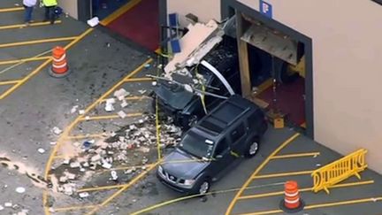 Un véhicule s'est encastré dans un mur après avoir renversé de nombreuses personnes, lors d'une vente aux enchères automobile, le 3 mai 2017, à Billerica (Massachusetts, Etats-Unis).&nbsp; (NBC BOSTON / AP / SIPA)