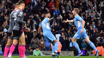 La joie de Riyad Mahrez et de Kevin De Bruyne, en démonstration contre Leicester avec Manchester City, le 26 décembre l'Etihad Stadium.&nbsp; (ANTHONY DEVLIN / AFP)