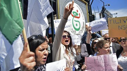 Manifestation des employés de la télévision d'Etat contre la censure à Alger, le 15 avril 2019.&nbsp; (RYAD KRAMDI / AFP)
