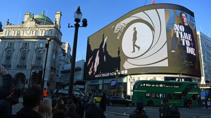 L'affiche de "No Time do Die" placardée en fomat géant à Londres, à Piccadilly Circus, le 4 décembre 2019 (VICTORIA JONES / MAXPPP)